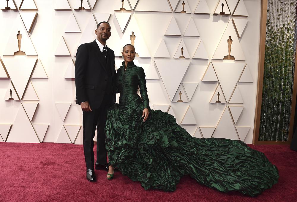 Will Smith, a la izquierda, y Jada Pinkett Smith llegan a los Oscar el domingo 27 de marzo de 2022 en el Dolby Theatre de Los Ángeles.  (Foto de Jordan Strauss/Invision/AP)