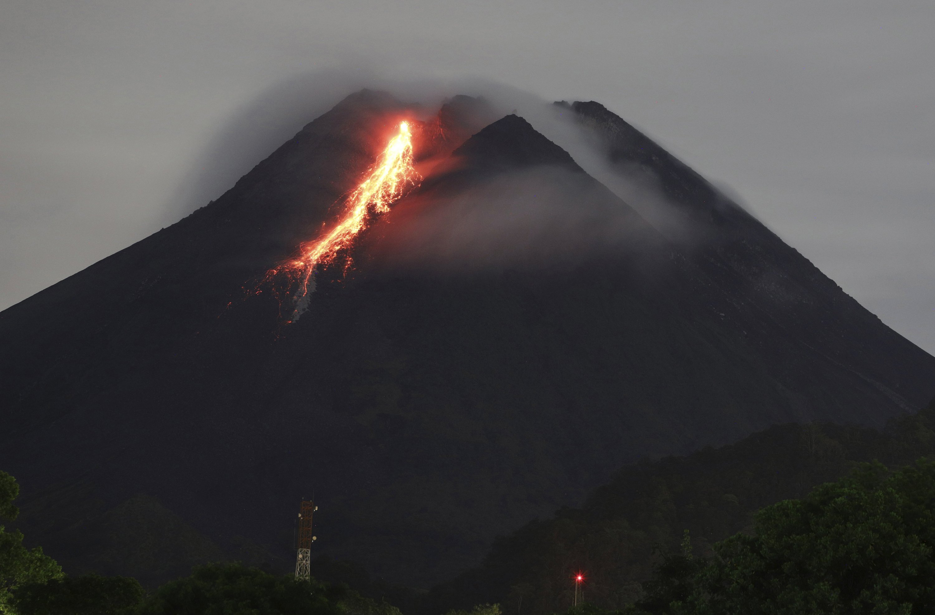 El volc n Semeru de  Indonesia arroja nubes calientes