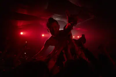Admiradores de la banda mexicana de punk Seguimos Perdiendo bailan en uno de los últimos fines de semana activos del famoso centro contracultural Multiforo Alicia en la Ciudad de México el 17 de febrero de 2023. Después de 27 años, el Multiforo Cultural Alicia cerró sus puertas para siempre. Para algunos, marcó el final de una era y el costo de la gentrificación en la ciudad en los últimos años. (Foto AP/Eduardo Verdugo)