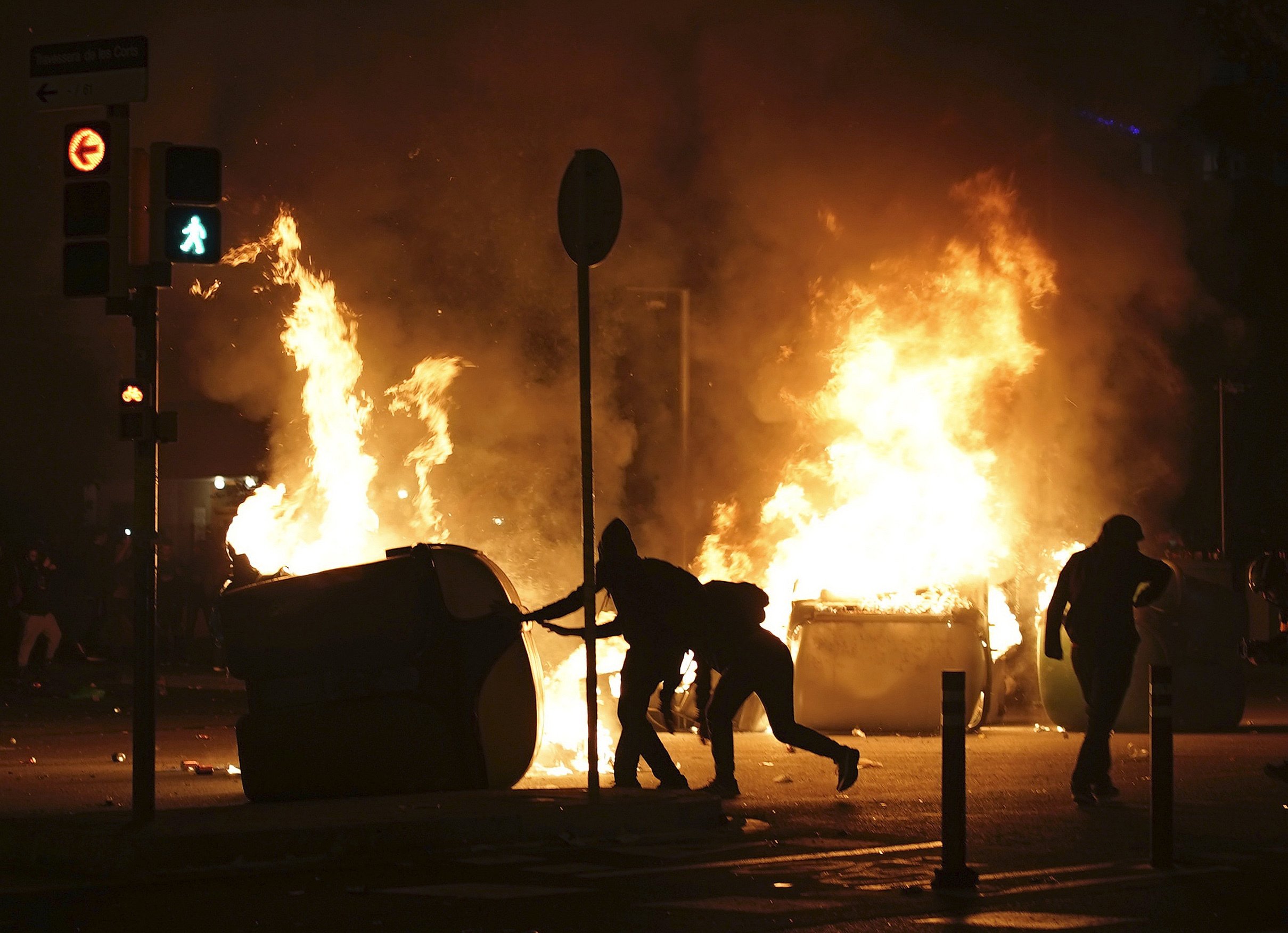 Police Protesters Clash Outside Barcelona Real Madrid Game clash outside barcelona real madrid game