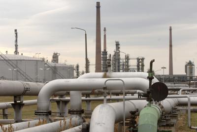 ARCHIVO - Una vista general de una estación de bombeo al final del oleoducto Druzhba, en la refinería alemana PCK en Schwedt, el miércoles 10 de enero de 2007. El 12 de octubre de 2022 se detectó una fuga en un ducto en Polonia que es la principal vía de entrada de crudo ruso en Alemania, según indicó la operadora polaca de la conducción. (AP Photo/Sven Kaestner, Archivo)
