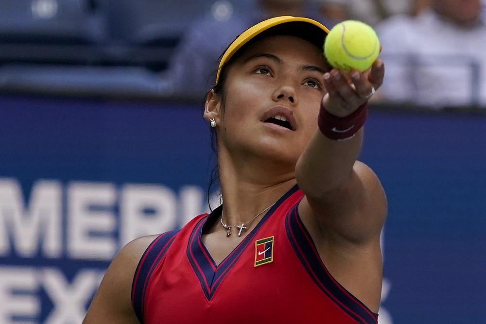 Emma Raducanu saca ante Belinda Bencic en los cuartos de final del Abierto de Estados Unidos, el miércoles 8 de septiembre de 2021, en Nueva York. (AP Foto/Elise Amendola)