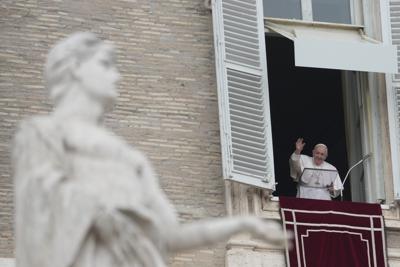 El papa Francisco desde su balcón en la Plaza de San Pedro en el Vaticano el 20 de febrero de 2022.  (Foto AP/Gregorio Borgia)