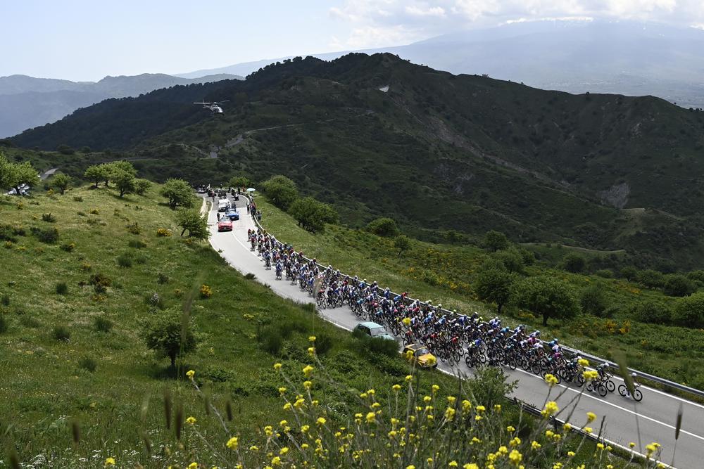 El pelotón del Giro de Italia durante la quinta etapa de la carrera, en Messina, el miércoles 11 de mayo de 2022. (Fabio Ferrari/LaPresse vía AP)