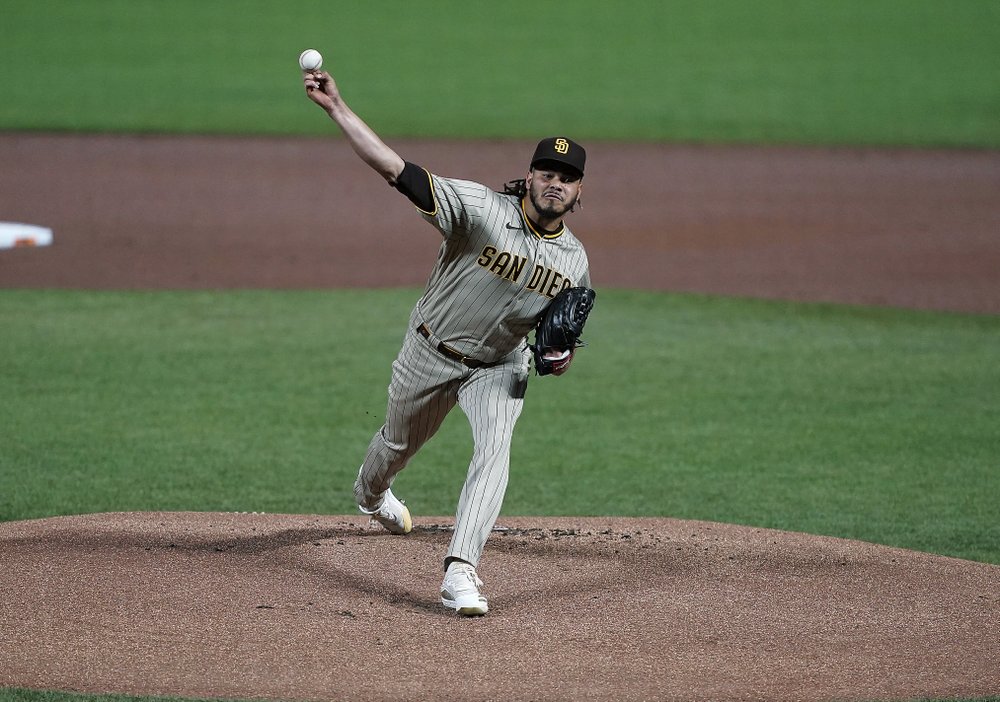 El lanzador abridor de los San Diego Padres, Dinelson Lamet, trabaja contra los San Diego Padres durante la primera entrada del segundo juego de una doble cartelera de béisbol el viernes 25 de septiembre de 2020.