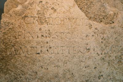 Esta foto muestra un detalle de una piedra demarcatoria de la antigua Roma durante su presentación a la prensa en la capital italiana el 16 de julio del 2021. Fue descubierta el 17 de junio durante excavaciones para un desvío del alcantarillado bajo el mausoleo del emperador Augusto, junto a la Via del Corso en el centro histórico de Roma. (AP Foto/Domenico Stinellis)