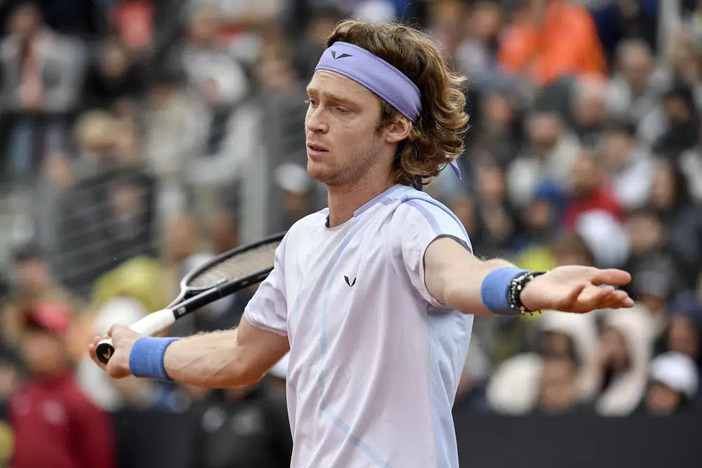 El ruso Andrey Rublev reacciona durante el encuentro ante el eslovaco Alex Molcan en el Abierto de Italia el sábado 13 de mayo del 2023. (AP Foto/Antonietta Baldassarre)