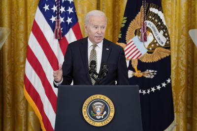 El presidente Joe Biden habla en un evento para celebrar la reautorización de la Ley de Violencia contra la Mujer en el Salón Este de la Casa Blanca, el miércoles 16 de marzo de 2022, en Washington. (AP Photo/Patrick Semansky)