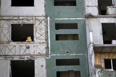 Un oso de felpa se ve en un edificio destruido por ataques en Chernígov, Ucrania, el domingo 19 de junio de 2022. (AP Foto/Natacha Pisarenko)