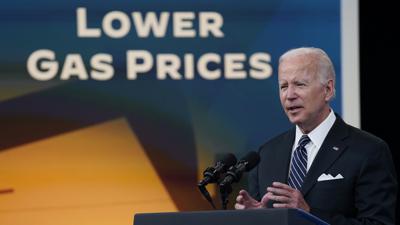 El presidente Joe Biden habla sobre los precios de la gasolina en el Auditorio del Patio Sur del complejo de la Casa Blanca, el miércoles 22 de junio de 2022, en Washington. (AP Foto/Evan Vucci)