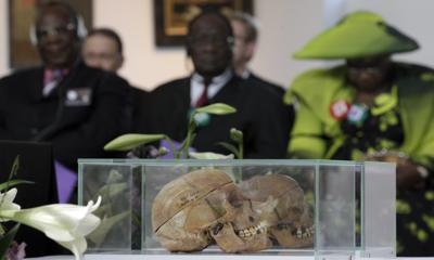 ARCHIVO - En esta fotografía de archivo del jueves 29 de septiembre de 2011, un par de cráneos de miembros de las tribus ovaherero y nama son exhibidos durante una ceremonia a la que asistieron representantes de esas tribus de Namibia en Berlín, Alemania. (AP Foto/Michael Sohn)