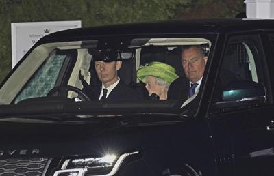 La reina Isabel II saliendo del Windsor Great Park en Berkshire, Inglaterra, el 21 de noviembre del 2021. (Steve Parsons/PA via AP)