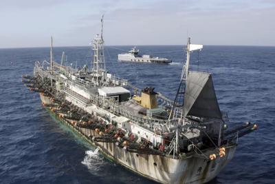 En esta imagen, tomada en julio de 2021 y proporcionada por Sea Shepherd, el Ocean Warrior (detrás) rodea un buque con bandera china en alta mar, en la costa oeste de Sudamérica. (Isaac Haslam/Sea Shepherd vía AP)