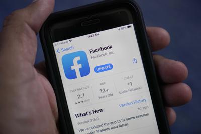 ARCHIVO - En esta fotografía del 23 de abril de 2021 se muestra la aplicación de Facebook en un teléfono en Surfside, Florida. (AP Foto/Wilfredo Lee)