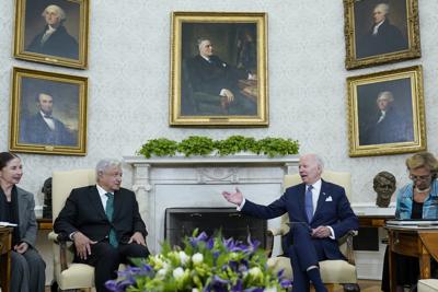 El presidente Joe Biden, segundo desde la derecha, se reúne con el presidente de México, Andrés Manuel López Obrador, segundo desde la izquierda, en la Oficina Oval de la Casa Blanca, el martes 12 de julio de 2022 en Washington. (Foto AP/Susan Walsh)