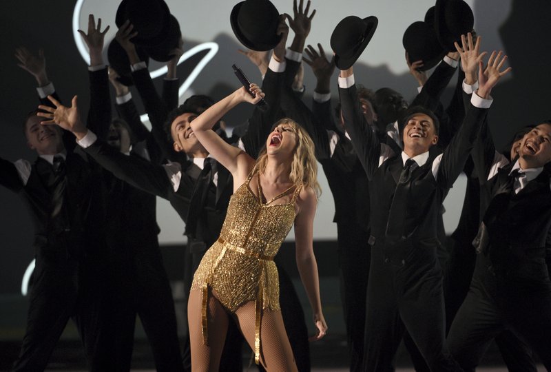 Swift Moonwalks Past Michael Jacksons Record At Ama Awards