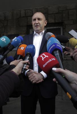 El presidente búlgaro Rumen Radev en Sofía, tras depositar su voto, el 21 de noviembre del 2021. (Foto AP/Valentina Petrova)