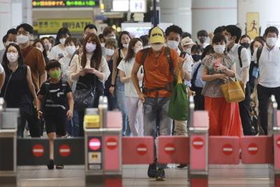 Gente con mascarillas para protegerse de la propagación de coronavirus caminan en una estación de trenes en Tokio, el miércoles 28 de julio de 2021. (AP Foto/Koji Sasahara)
