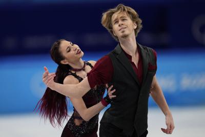 Diana Davis y Gleb Smolkin, del Comité Olímpico Ruso, realizan su rutina en la competencia de danza sobre hielo durante el patinaje artístico en los Juegos Olímpicos de Invierno de 2022, el lunes 14 de febrero de 2022, en Beijing. (AP Foto/Bernat Armangue)