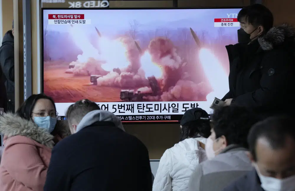 Una pantalla de televisión muestra una imagen de archivo del lanzamiento de misiles de Corea del Norte durante un programa de noticias en la estación de tren de Seúl en Seúl, Corea del Sur, el martes 14 de marzo de 2023. Corea del Norte probó dos misiles balísticos de corto alcance hacia sus aguas orientales el martes. en la segunda demostración de fuerza de Pyongyang esta semana, dijeron funcionarios, un día después del comienzo de los ejercicios militares de Estados Unidos y Corea del Sur que el Norte considera un ensayo de invasión.  (Foto AP/Ahn Young-joon)