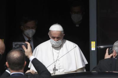 El papa Francisco sale de las oficinas de Radio Vaticano en Roma, el lunes 24 de mayo de 2021. (AP Foto/Alessandra Tarantino)