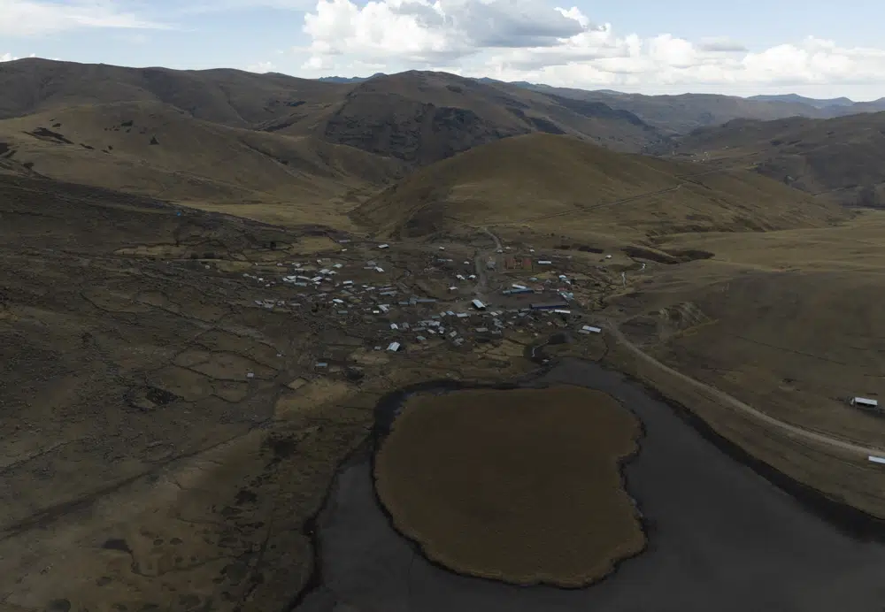 Vista de la laguna Cconchaccota secándose en la región Apurímac de Perú, el viernes 25 de noviembre de 2022. (AP Foto/Guadalupe Pardo)