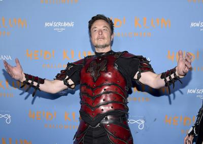 Elon Musk asiste a la 21ª fiesta anual de Halloween de Heidi Klum en Sake No Hana en Moxy Lower East Side el lunes 31 de octubre de 2022 en Nueva York. (Foto de Evan Agostini/Invision/AP)