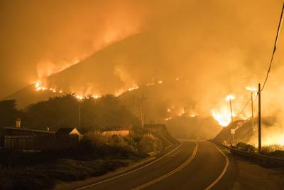 El llamado incendio Colorado, arde cerca de la Autopista 1 cerca de Big Sur, California, el 22 de enero de 2022. (AP Foto/Nic Coury)