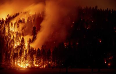 En esta fotografía se muestran las llamas del incendio Dixie, en Genesee, California, el sábado 21 de agosto de 2021. (AP Foto/Ethan Swope)