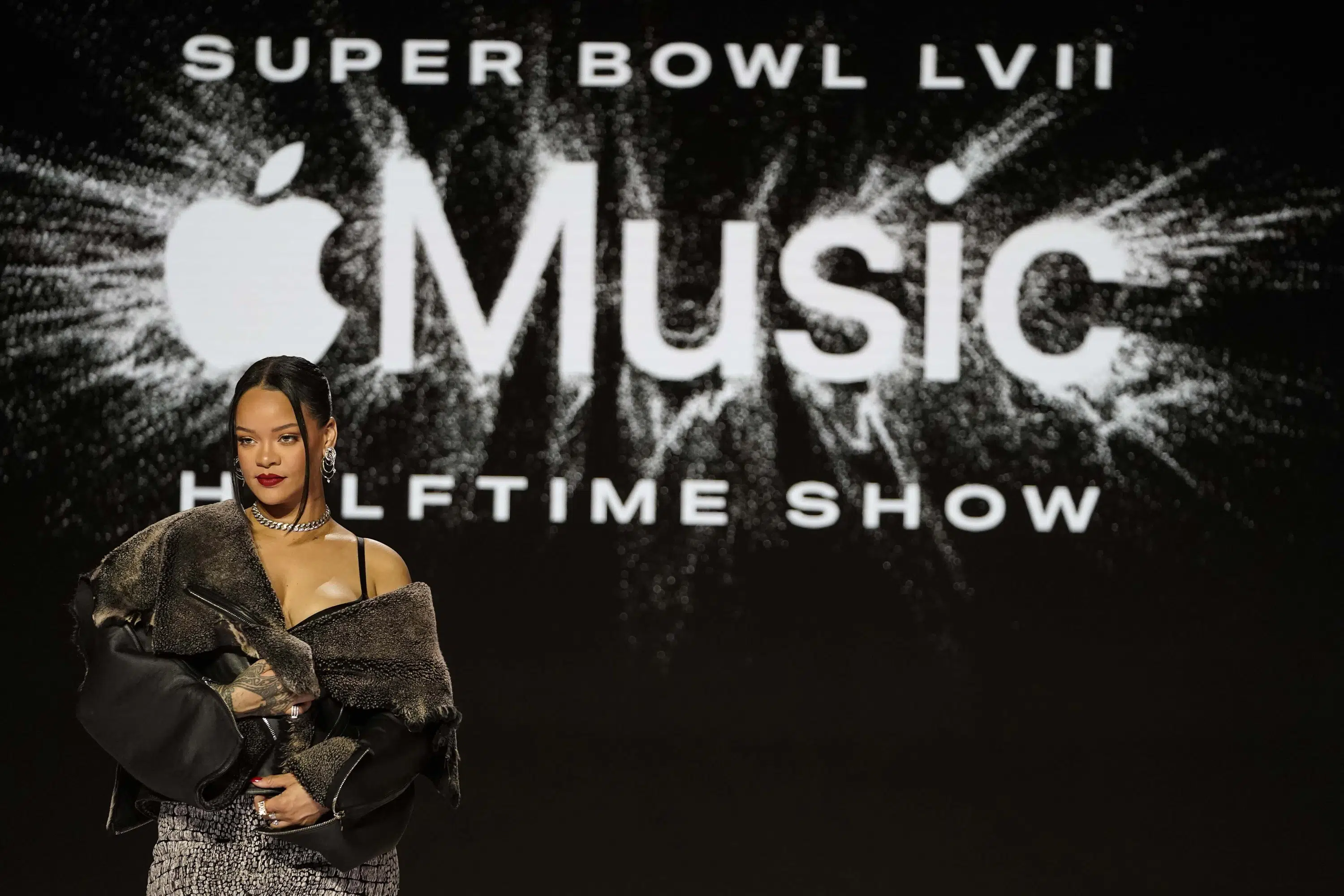 Rihanna, trio of anthems highlight Super Bowl’s star power