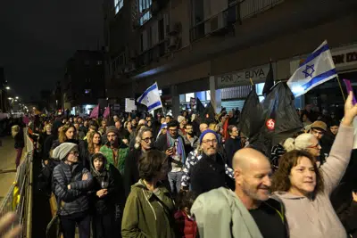 Manifestantes marchan en Tel Aviv, Israel, para protestar contra los planes del nuevo gobierno del primer ministro Benjamin Netanyahu, el sábado 7 de enero de 2023. (AP Foto/ Tsafrir Abayov)