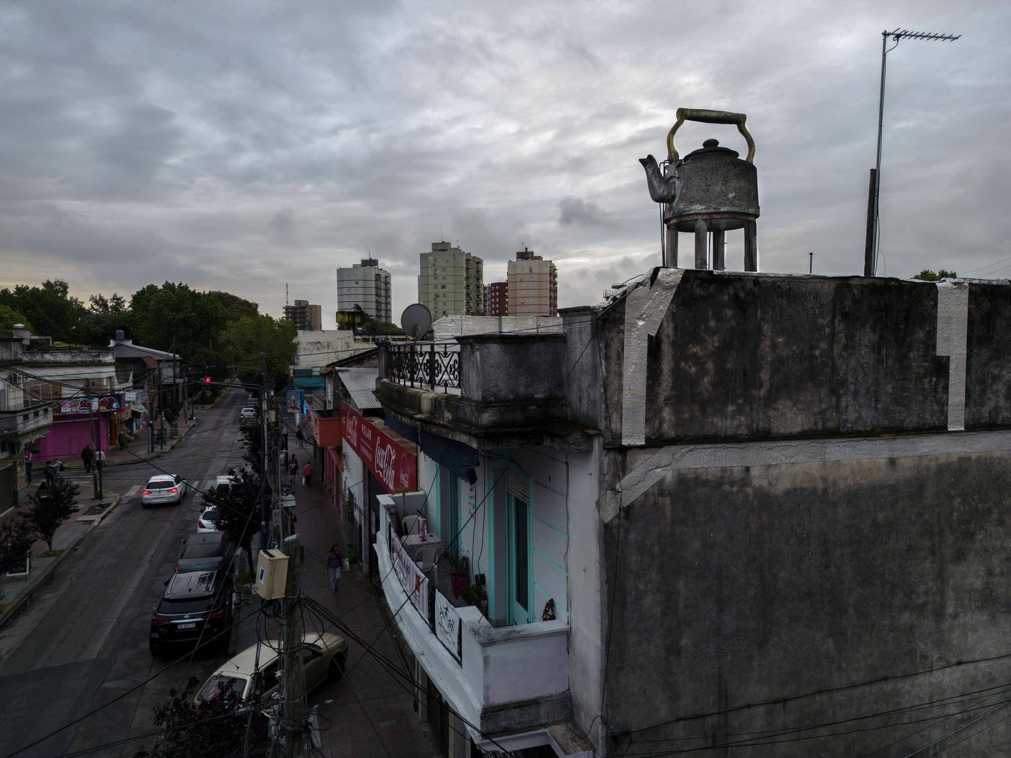 En la terraza de una casa de dos pisos se encuentra un gran tanque de agua en forma de tetera, como los que usan los argentinos para hacer una infusiÃ³n conocida como mate, en el barrio de Villa Raffo de Buenos Aires, Argentina, el sÃ¡bado 15 de octubre de 2022.  (AP Foto/Rodrigo Abd)