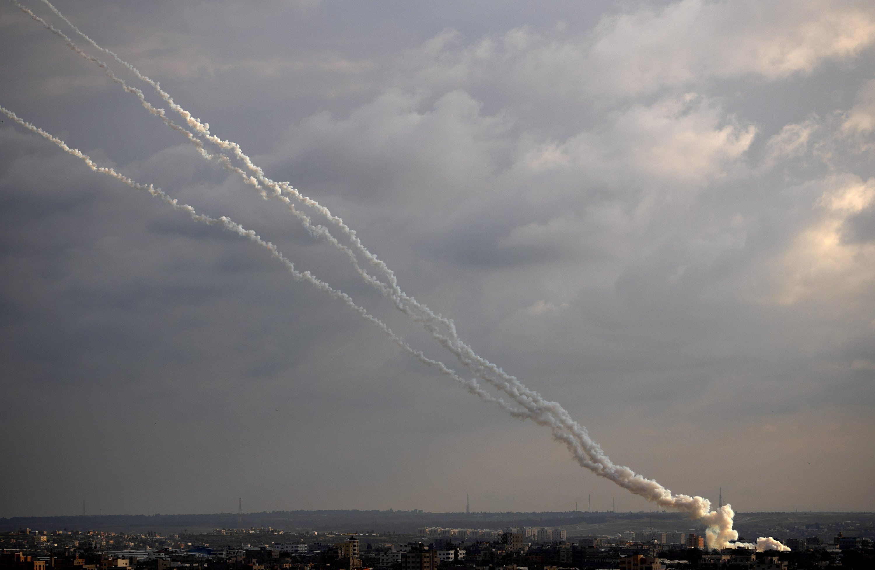 Lanzamiento de cohetes desde la Franja de Gaza hacia Israel, el lunes 24 de febrero de 2020. | AP Photo / Khalil Hamra