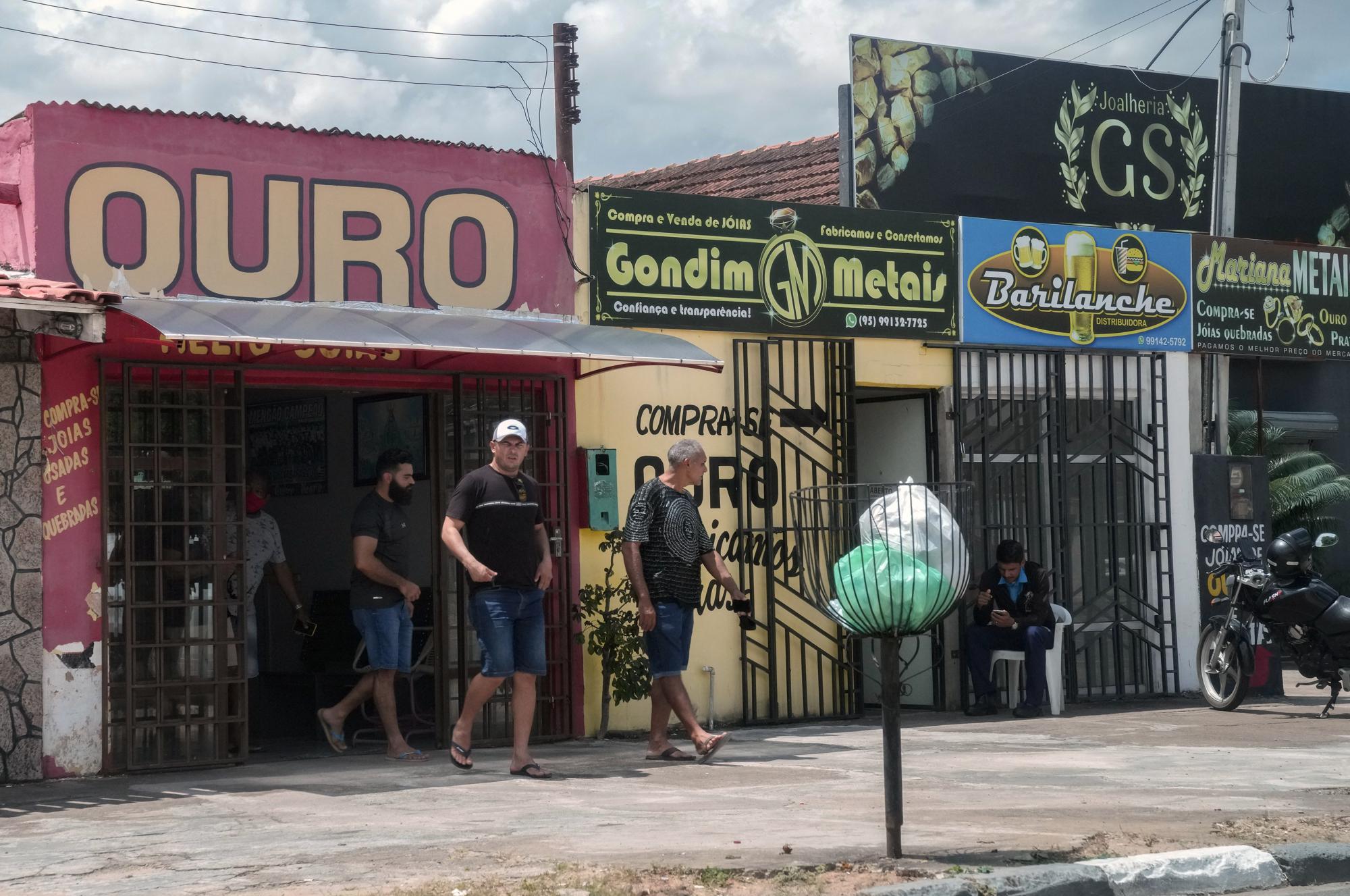 Las tiendas de oro se alinean en una calle en Boa Vista, estado de Roraima, Brasil, el viernes 5 de noviembre de 2021. Los intentos de reprimir la minería ilegal en el estado de Roraima enfrentan una feroz resistencia local, a pesar de que toda la minería en el estado es ilegal, pero eso es todo. una realidad relativamente nueva en la historia del Estado. (Foto AP/André Penner)