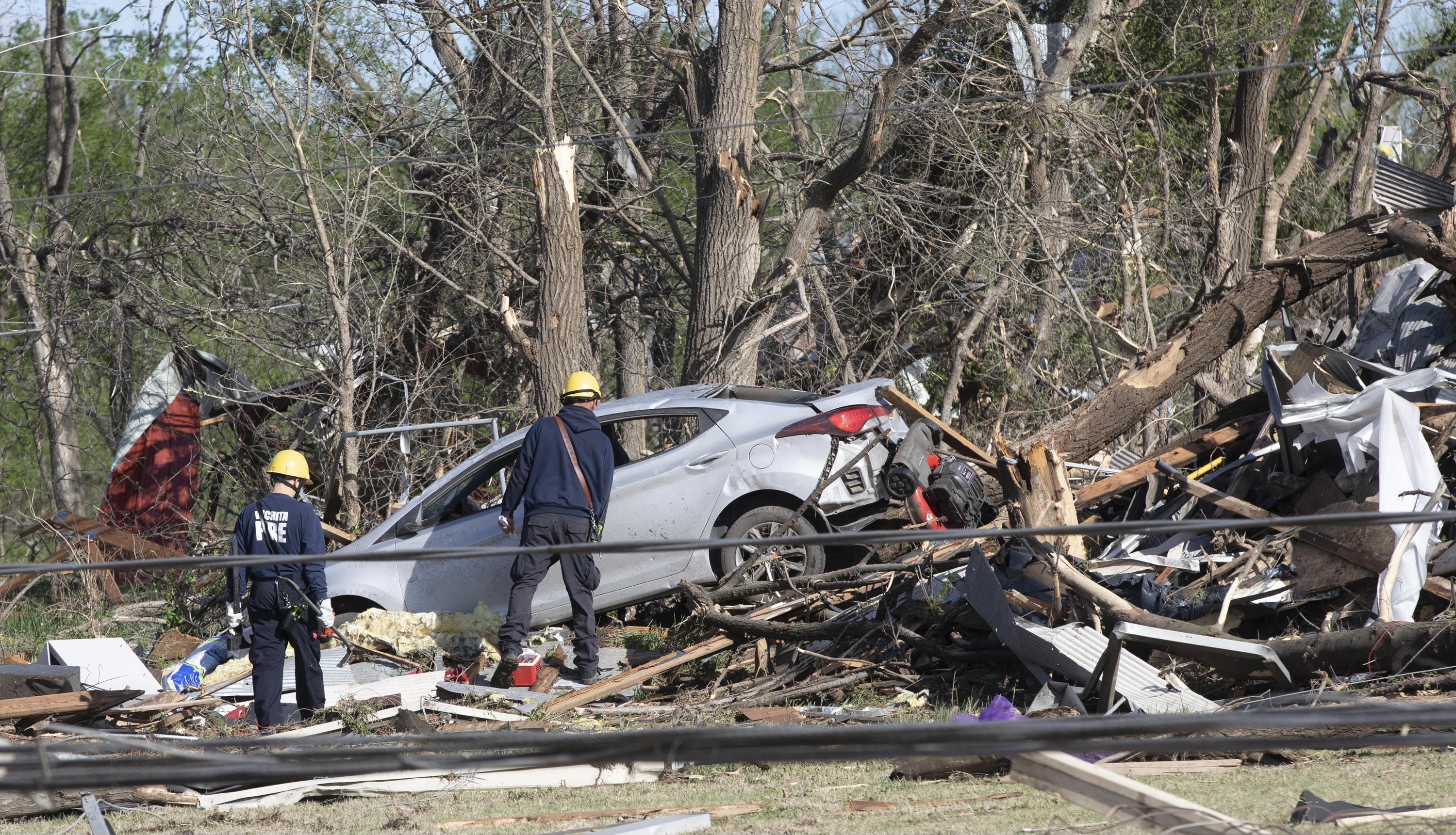 Furacão rasga Kansas;  3 estudantes morreram em acidente