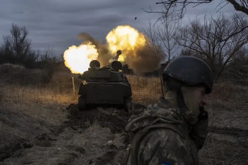 Украинская самоходная артиллерийская установка ведет огонь на передовой, Донецкая область, Украина, четверг, 2 марта 2023 г. (AP Photo/Ирина Рыбакова)