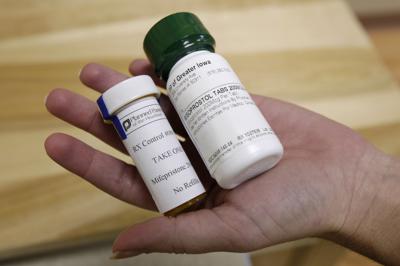 ARCHIVO - Esta fotografía de archivo del 22 de septiembre de 2010 muestra botellas de píldoras para abortar en una clínica de Des Moines, Iowa. (AP Foto/Charlie Neibergall, archivo)