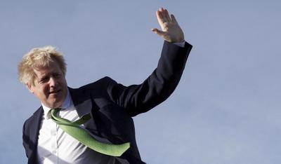 El primer ministro británico, Boris Johnson, aborda un avión que lo llevará a Kiev, Ucrania, el martes 1 de febrero de 2022, en Londres. (Peter Nicholls, fotografía de Pool vía AP)