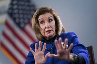 La expresidenta de la Cámara de Representantes, la demócrata Nancy Pelosi, habla con The Associated Press sobre su visita a Ucrania el año pasado y otros temas, den el Capitolio, Washington, 19 de abril de 2023. (AP Foto/J. Scott Applewhite)