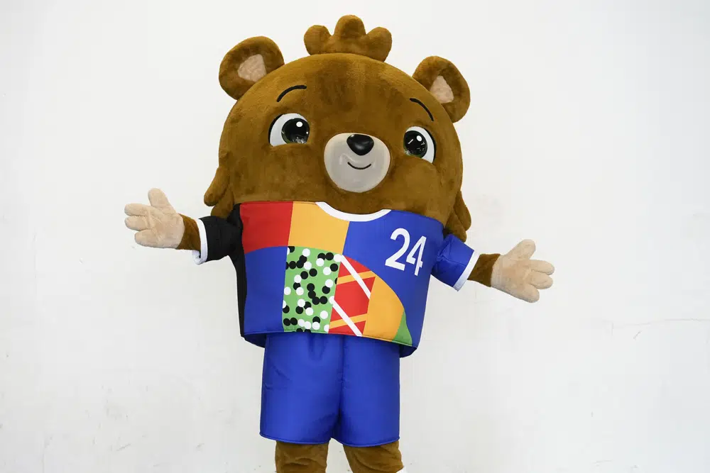 Alemania presenta un oso de peluche como mascota de la Euro 2024 | AP News