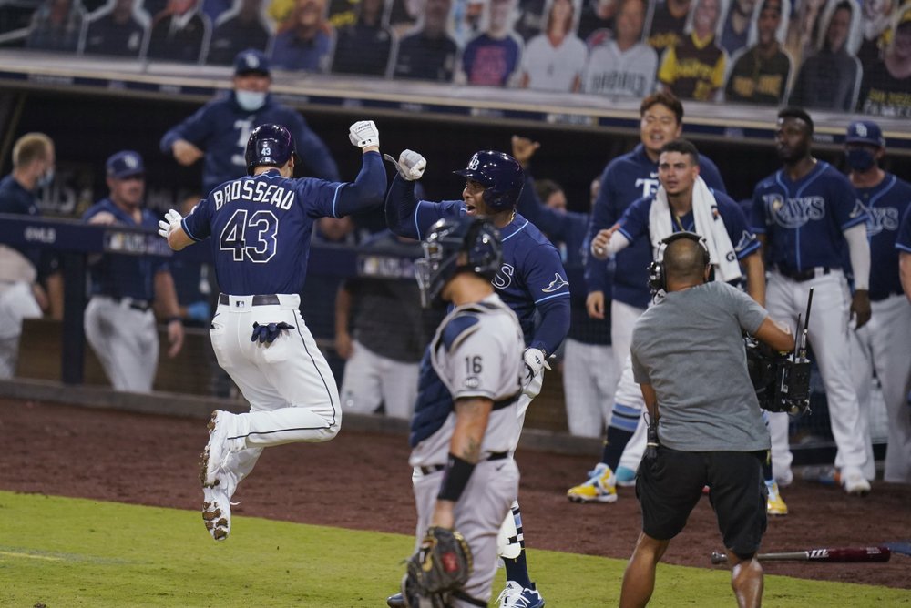 Michael Brosseau de los Tampa Bay Rays celebra después de conectar un home run solitario durante el Juego 5 de la Serie Divisional de la Liga Americana de MLB contra los Yankees de Nueva York, el viernes 9 de octubre de 2020.