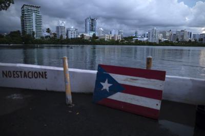 Bandera de madera de Puerto Rico fotografiada en un muelle de la laguna del Condado en San Juan el 30 de septiembre del 2021. Un marcado descenso en la cantidad de gente que se identificó como "blanca" en el censo abrió un debate acerca de la identidad racial de los puertorriqueños. (AP Photo/Carlos Giusti, File)