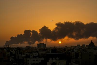 Un avión de pasajeros sobrevuela un incendio en un depósito de combustible de Saudi Aramco luego de un ataque de los rebeldes hutíes yemeníes, antes de una carrera de Fórmula Uno, en Yeda, Arabia Saudí, el 26 de marzo de 2022. La F1 dijo que la carrera se realizará el domingo 27 de marzo de 2022 como estaba planeado.(AP Foto/Hassan Ammar)