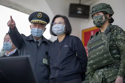 Foto publicada por la Presidencia de Taiwán, en la que aparece la presidenta de Taiwán, Tsai Ing-wen, acompañada de mandos militares, mientras atestigua maniobras de guerra en una base militar en Chiayi, Taiwán, el viernes 6 de enero de 2023. (Presidencia de Taiwán vía AP)