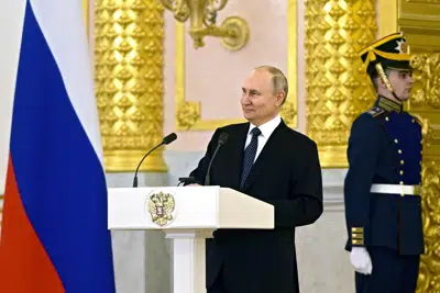El presidente ruso Vladímir Putin pronuncia un discurso en una ceremonia para recibir las credenciales de nuevos embajadores extranjeros a Rusia, en el Kremlin, Moscú, miércoles 5 de abril de 2023. (Vladímir Astapkovich, Sputnik, Kremlin Pool Photo via AP)