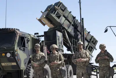 Soldados estadounidenses cerca de misiles Patriot durante ejercicios militares en Lituania, el 20 de julio de 2017. (Foto AP/Mindaugas Kulbis)