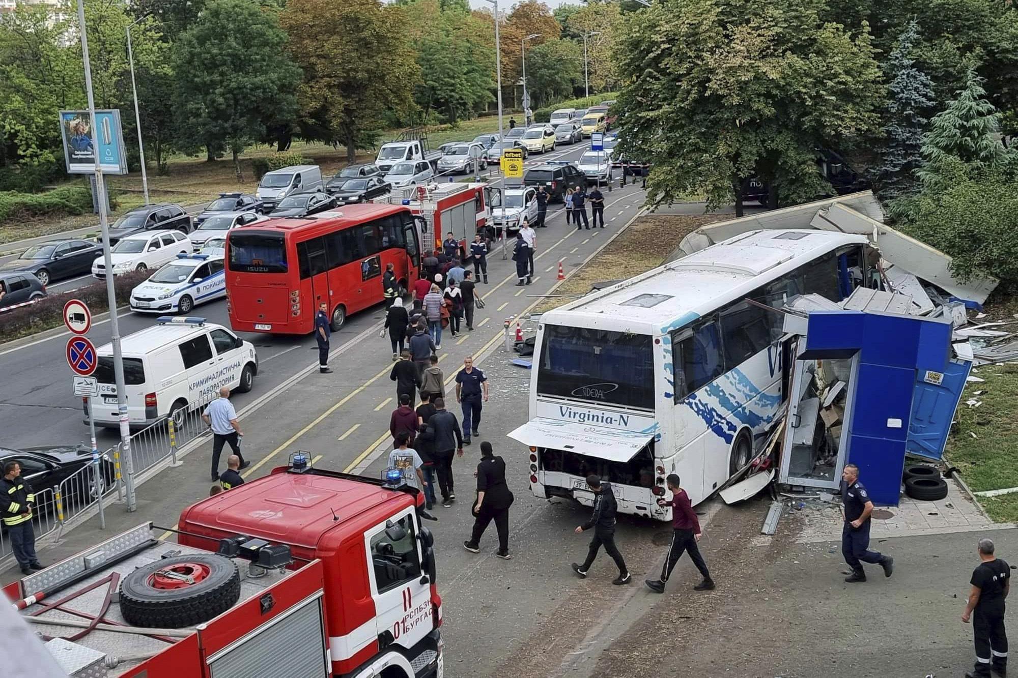 Двама български полицаи загинаха при катастрофа на автобус с мигранти