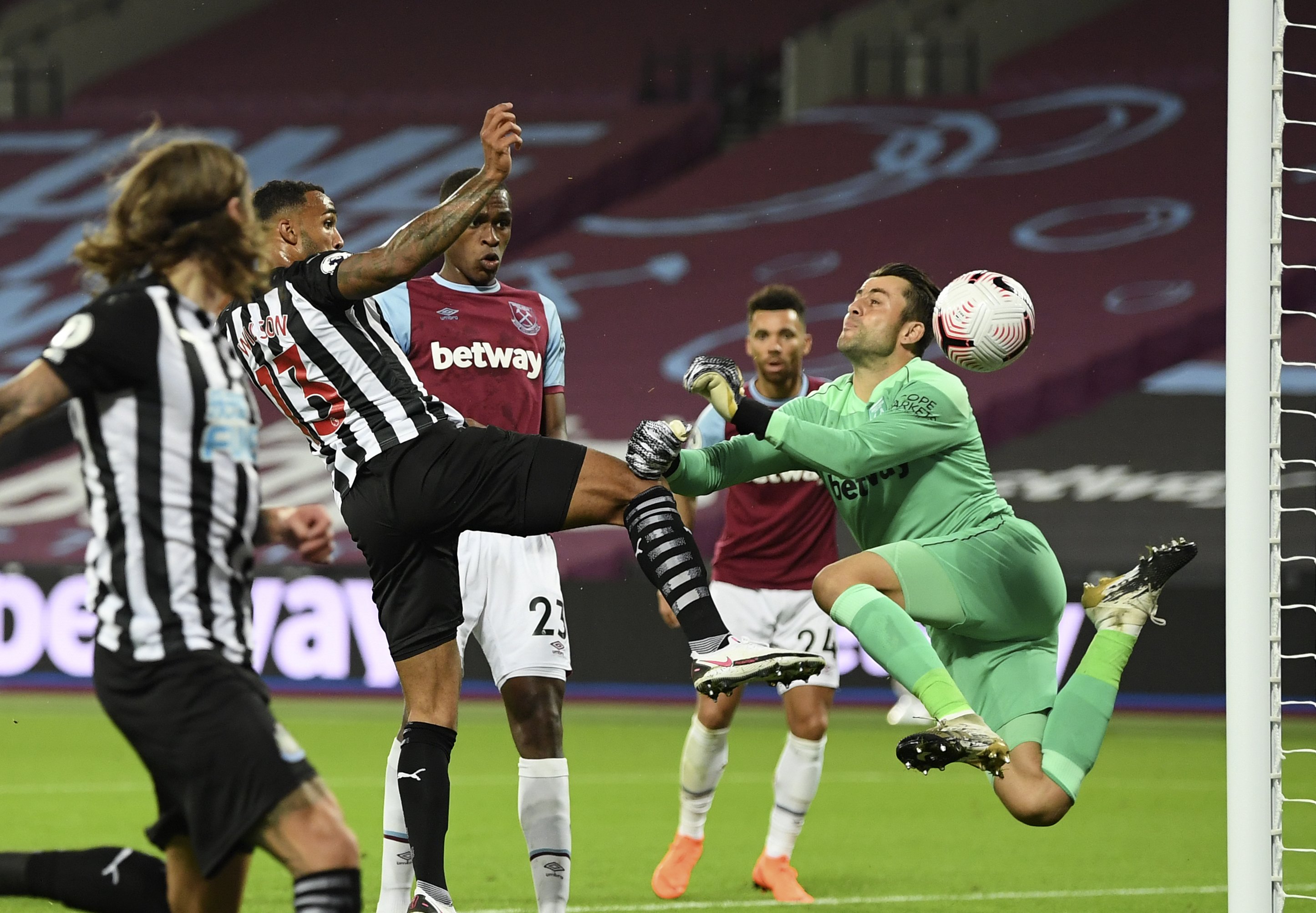 New signings score as Newcastle beat West Ham 20 in EPL