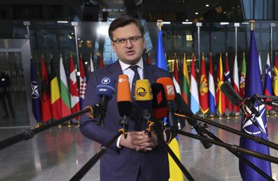 El canciller ucraniano Dmytro Kuleba habla con la prensa antes de una reunión de cancilleres de la OTAN en la sede de la alianza en Bruselas, jueves 7 de abril de 2022. La alianza resolvió aumentar los envíos de armas a Ucrania. (AP Foto/Olivier Matthys)