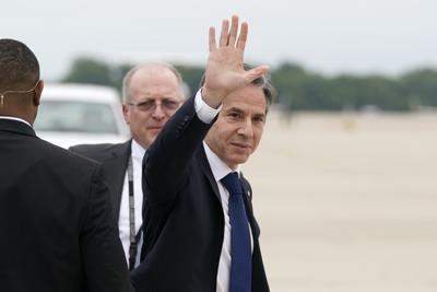 El secretario de Estado de Estados Unidos, Antony Blinken, saluda a su salida el lunes 24 de mayo de 2021 de la base aérea de Andrews, en Maryland, para una gira por Oriente Medio. (AP Foto/Alex Brandon, Pool)